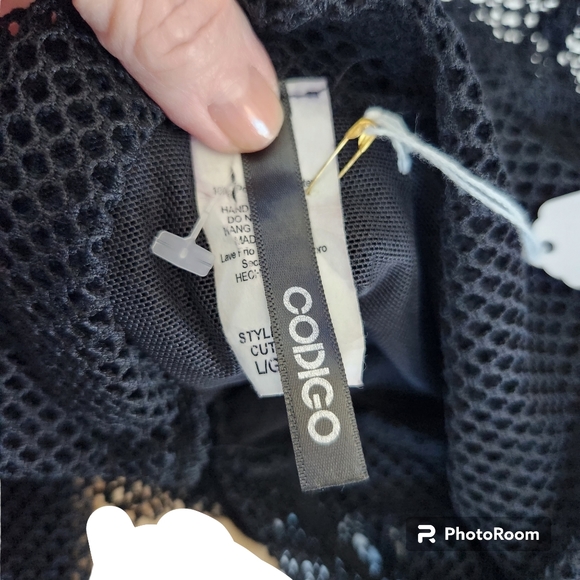 Codigo Black Mesh PullOver Crop Graphic Hoodie  Style# T-4584  Size L - Picture 7 of 11